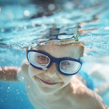 Gafas de buceo: 5 motivos por los que tu hijo debe usarlas