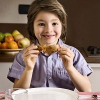 El mito del pollo con hormonas: ¿pueden los niños comer pollo de forma segura?