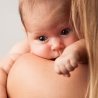 Cómo aliviar el reflujo gastroesofágico en el bebé