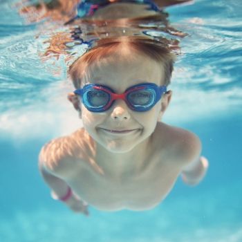 Cuidados del oído de los niños en la piscina