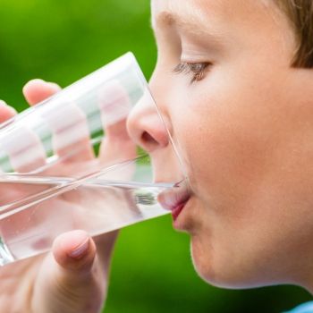 La importancia del agua en la infancia y el error de sustituirla por otras bebidas