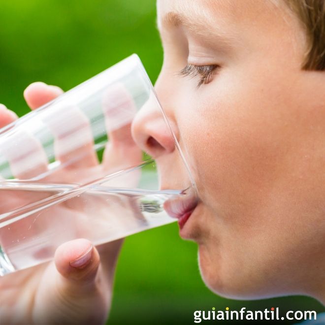 La importancia del agua en la infancia y el error de sustituirla por otras  bebidas