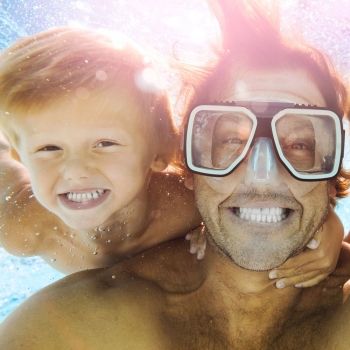 Por qué el agua de la piscina estropea los dientes de los niños