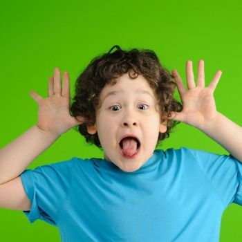 Niños arrogantes que presumen delante de los demás