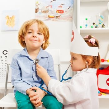 Qué hacer cuando tus hijos juegan a tocarse con otros niños