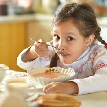 Alimentos para ayudar a los niños a combatir el frío