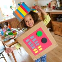 Juegos con cajas de cartón para estimular la imaginación de los niños