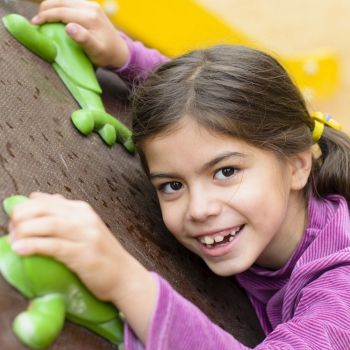 Beneficios de hacer escalada para niños