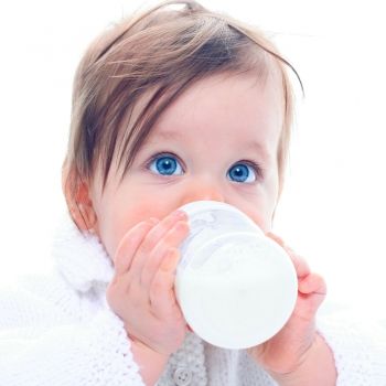 Cuánta leche debe tomar el bebé según su edad