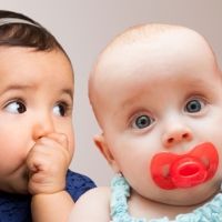 Chupete o dedo, ¿qué es peor para el bebé?