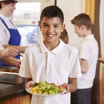 Comer en casa o en el comedor escolar, ¿qué es mejor para los niños?