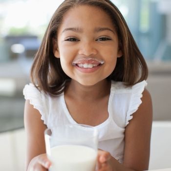 Leche de vaca o leche vegetal para los niños, ¿qué es mejor?