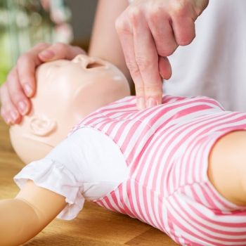 Cómo hacer una reanimación cardiopulmonar en bebés