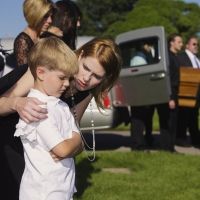 El dilema de llevar al niño al funeral y entierro de un ser querido
