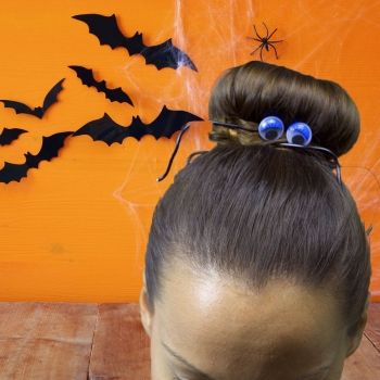 Moño con donut de araña para Halloween. Peinados infantiles