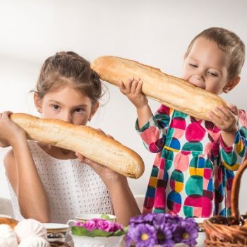 Por qué los niños han de comer pan a diario