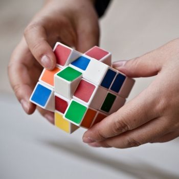 Beneficios de jugar al cubo de Rubik para los niños