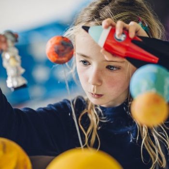 Los beneficios de que los niños hablen solos mientras juegan