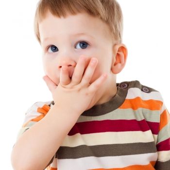 Cuando el bebé ha iniciado el desarrollo del lenguaje pero deja de hablar