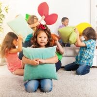 Qué hacer cuando los amigos de tu hijo se portan mal en casa
