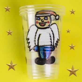 Juego con vasos de plástico para Navidad. Manualidades infantiles
