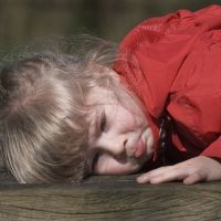 Niños que se golpean la cabeza contra el suelo en una rabieta