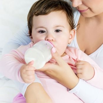 Leche de continuación y de crecimiento para el bebé: ¿son necesarias?