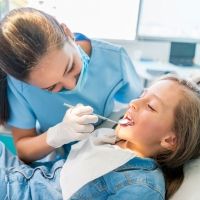 Mitos sobre la primera visita al dentista de los niños