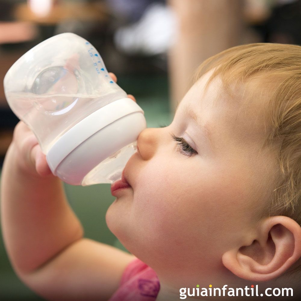 Los bebés necesitan beber agua en mayor cantidad que los adultos