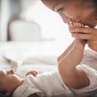 Por qué los bebés tienen las manos y los pies fríos