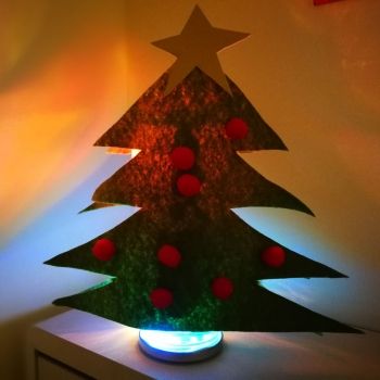 Lámpara con forma de abeto navideño. Manualidades infantiles para Navidad