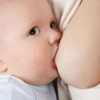 Amamantar al bebé con implantes de silicona