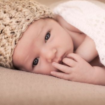 Por qué se pone gorro al recién nacido