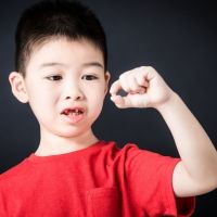 Por qué hay que tratar los dientes de leche en los niños si se van a caer