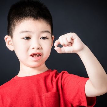 Por qué hay que tratar los dientes de leche en los niños si se van a caer