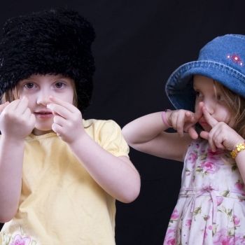 El sorprendente lenguaje de signos "caseros" que inventan los niños sordos