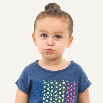 Niños hipócritas que actúan con falsedad