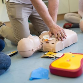 Cómo usar el desfibrilador en niños en caso de parada cardiorespiratoria