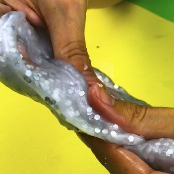 Cómo hacer Slime transparente con purpurina. Manualidades infantiles