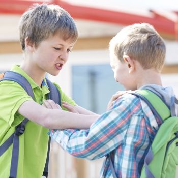 El error de enseñar al niño a defenderse pegando