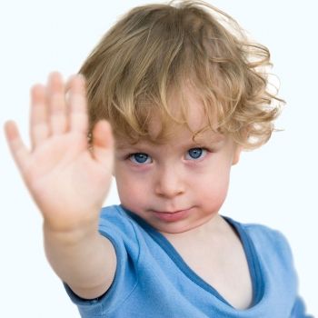 Niños que rechazan el contacto físico