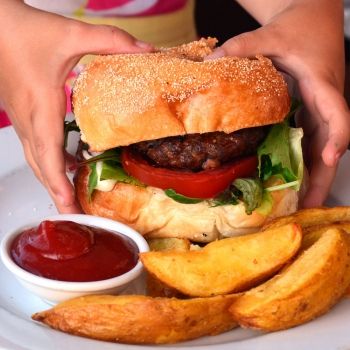 Por qué debemos poner las raciones de comida de los niños bajo control