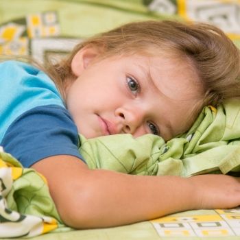 Por qué algunos niños duermen con los ojos abiertos