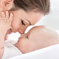 Cuantas más caricias mejor vocalización de los bebés