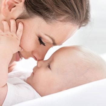 Cuantas más caricias mejor vocalización de los bebés