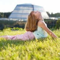 Ejercicio de yoga de la Cobra. Asanas de yoga para niños