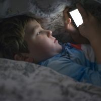 Qué hacer cuando el niño te pide el móvil o la tablet
