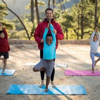 Postura de yoga del árbol o Vrksasana. Asanas de yoga para niños