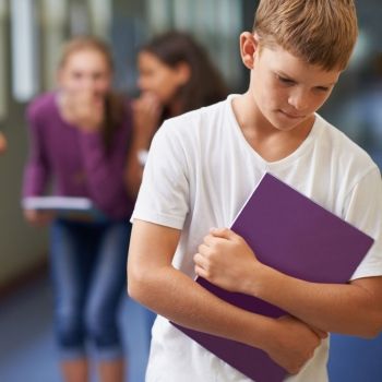 Niños que parecen más mayores y reciben burlas por su conducta infantil