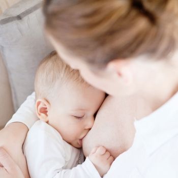 Por qué el bebé solo puede tomar leche los primeros meses